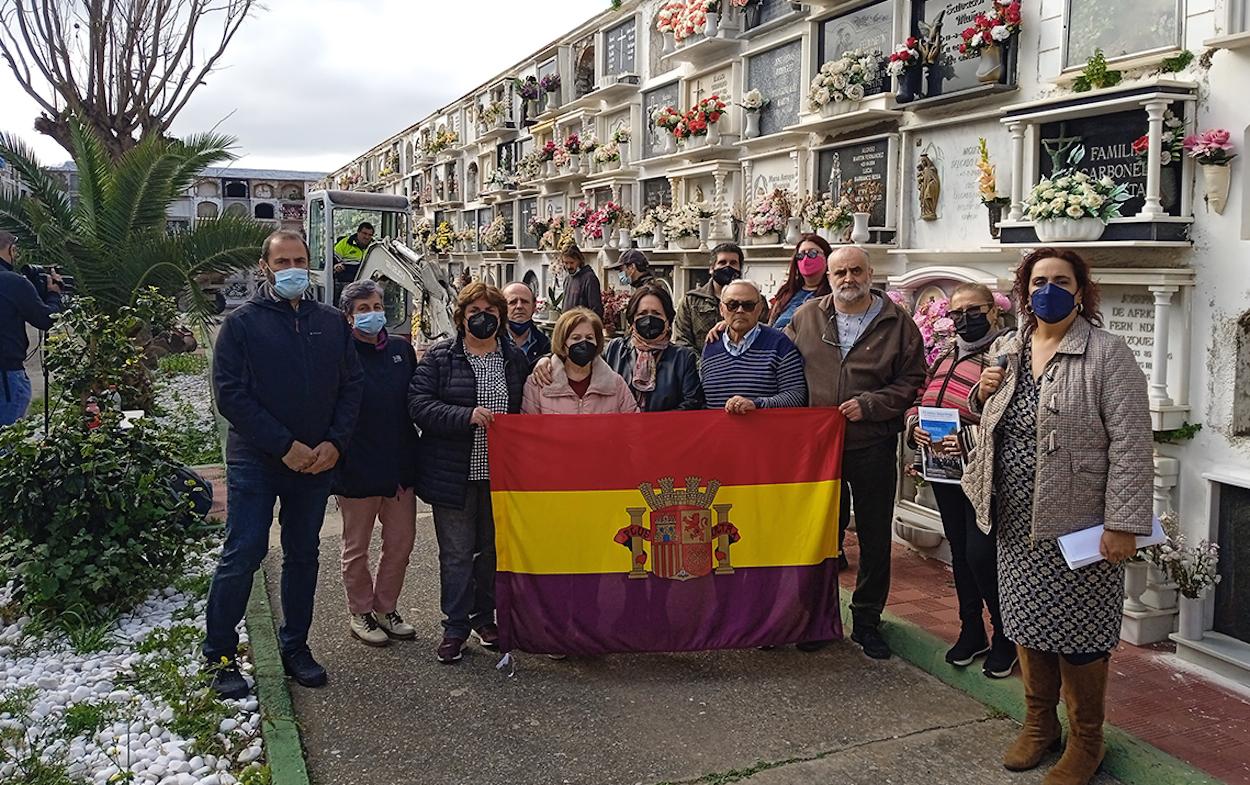 Activistas por la memoria en el cementerio de La Línea.