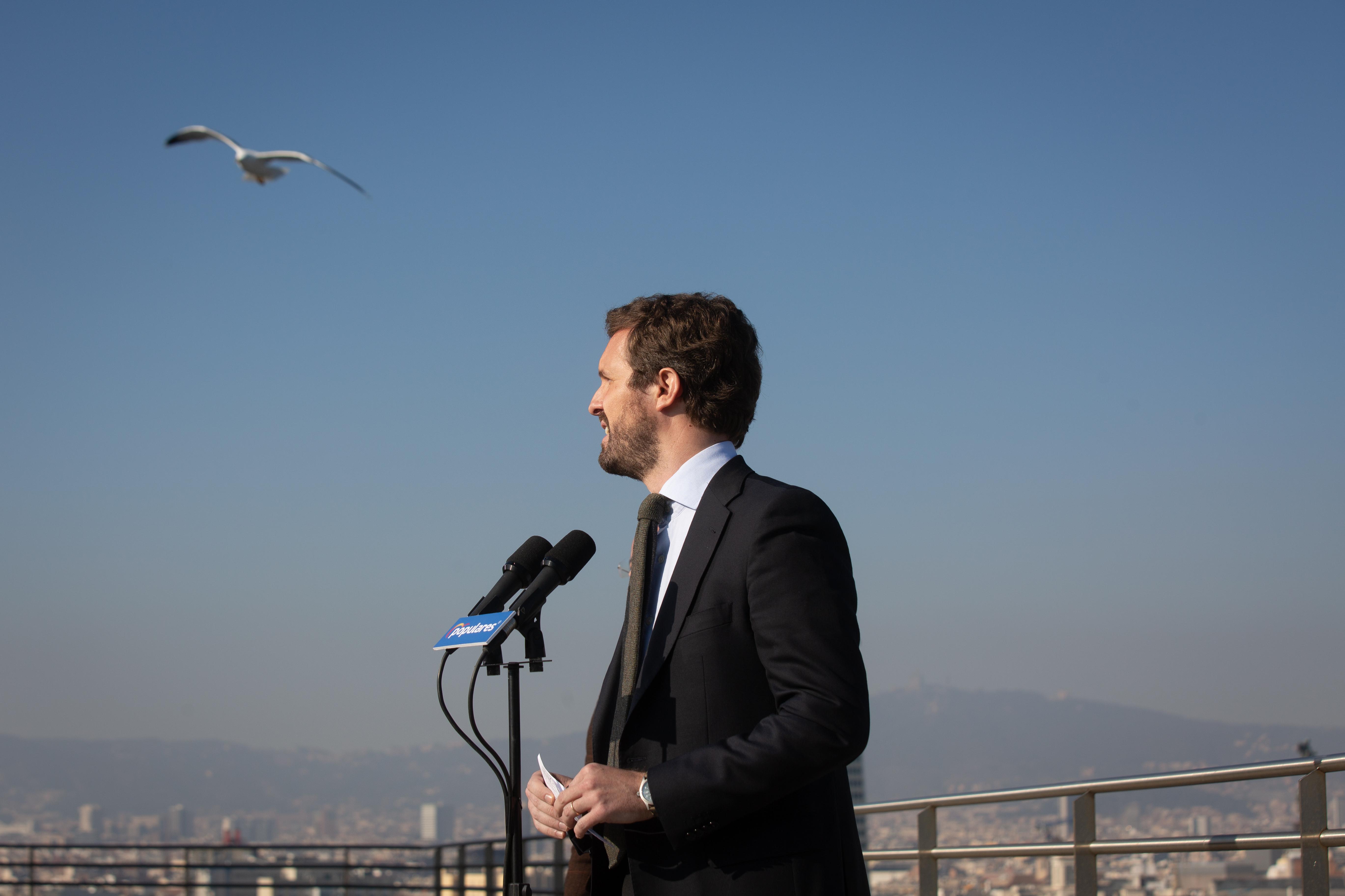 El presidente del PP, Pablo Casado, interviene después de una reunión con asociaciones en defensa del bilingüismo español y catalán. David Zorrakino / Europa Press