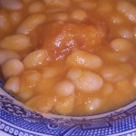 Pochas con verduras y empanada de carne
