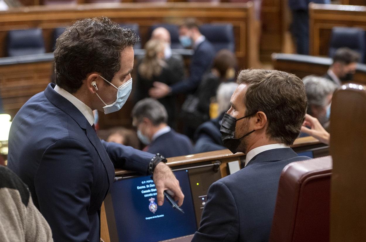 El secretario general del Partido Popular, Teodoro García Egea (i), conversa con el líder del PP, Pablo Casado, en una imagen de archivo. Fuente: Europa Press.