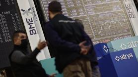 Varias personas delante de un panel con valores del Ibex 35. Europa Press