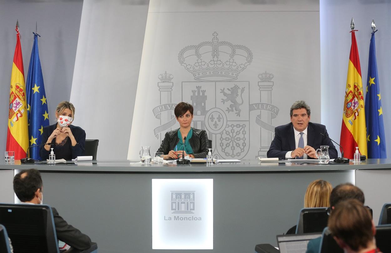 La ministra de Trabajo, Yolanda Díaz; la ministra portavoz, Isabel Rodríguez y el ministro de Seguridad Social, José Luis Escrivá, en la rueda de prensa posterior al Consejo de Ministros. Europa Press