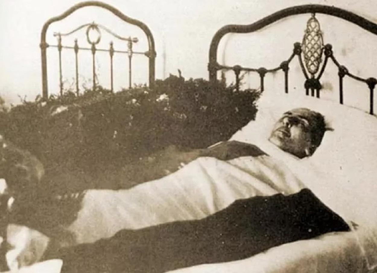 Imagen de archivo de Antonio Machado, en su cama tumbado con la bandera de la República por encima.
