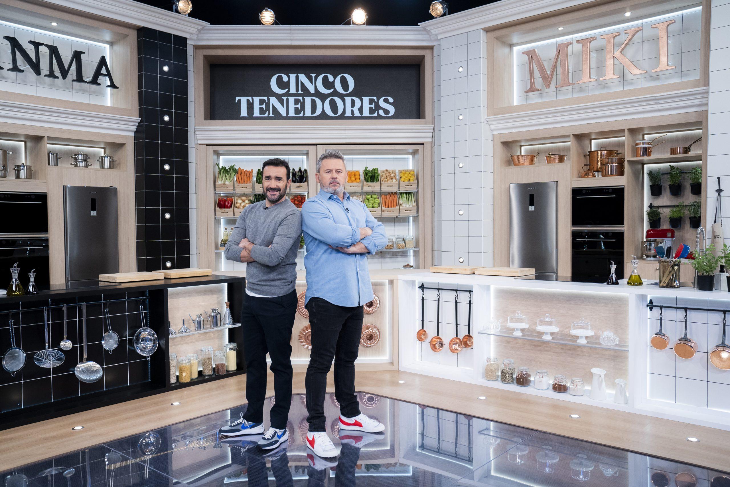 Juanma Castaño y Miki Nadal en 'Cinco tenedores'. Movistar Plus+