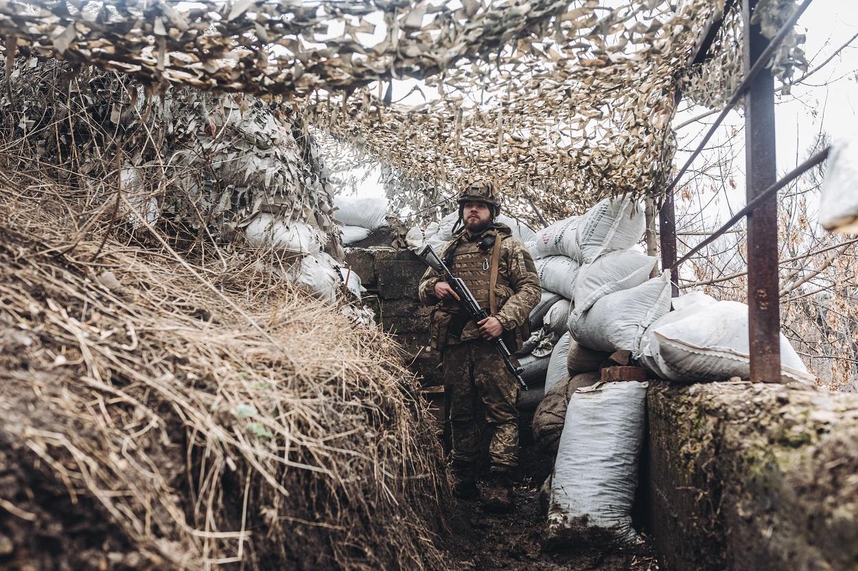 Un soldado del ejército ucraniano en su posición en el frente de Niu York (Ucrania). Fuente: Europa Press.
