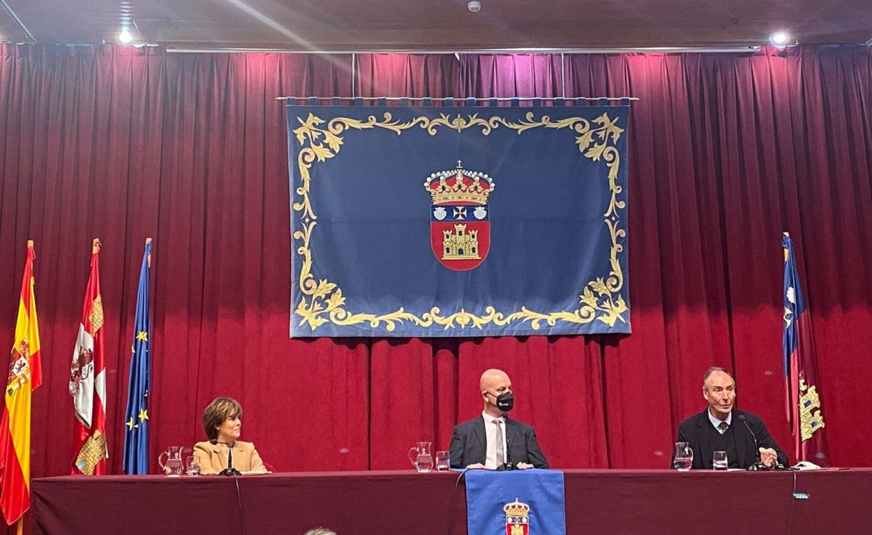 La exvicepresidenta del Gobierno Soraya Sáenz de Santamaría y el expresidente del Senado, Juan José Laborda (d). EP