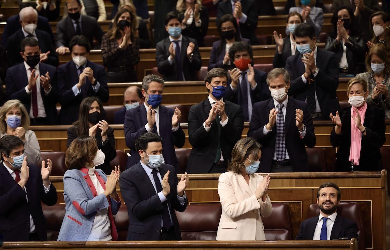 La portavoz del PP en el Congreso, Cuca Gamarra, acompañada de otros miembros del PP en el Congreso, aplauden al líder del PP, Pablo Casado