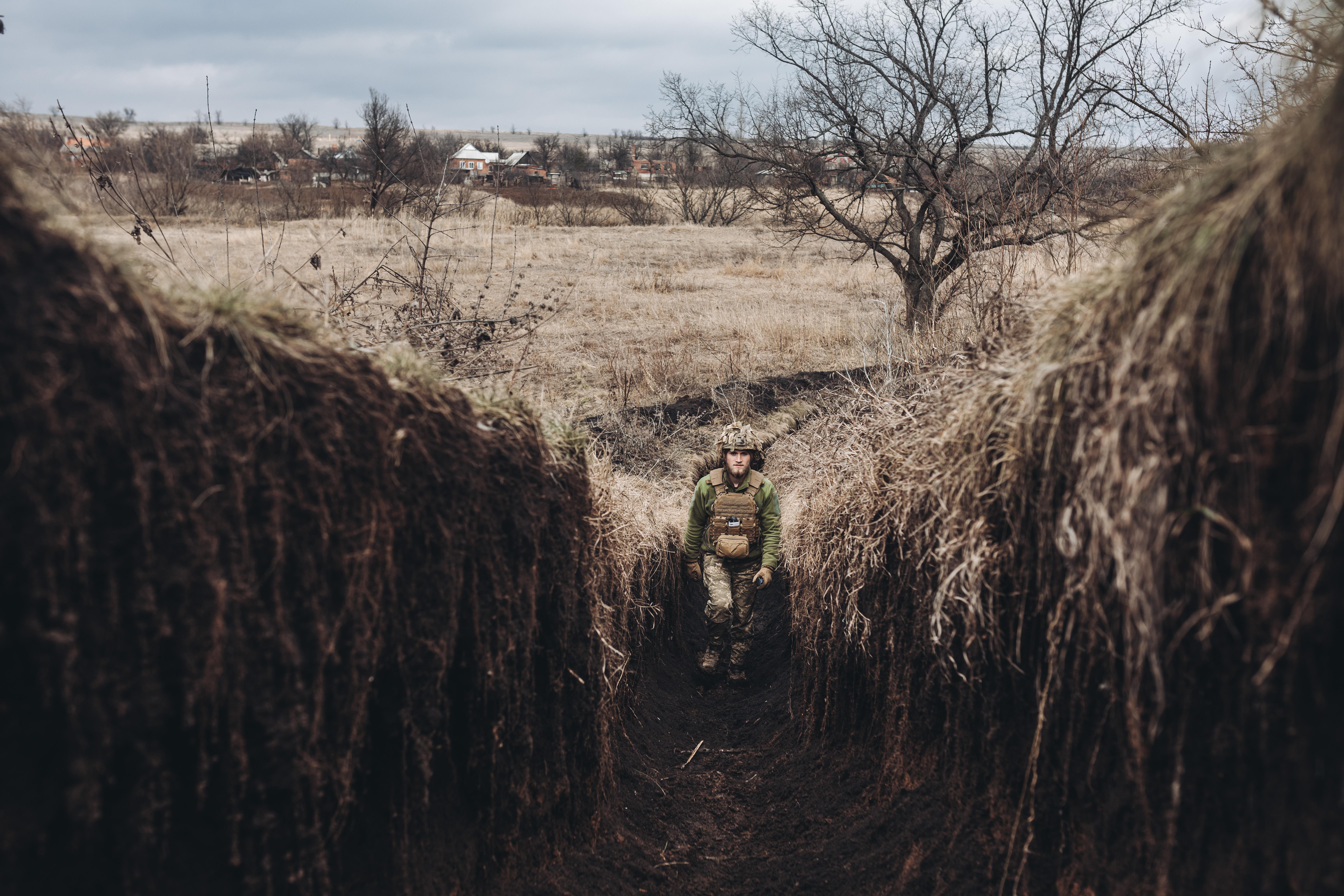 Un soldado del ejército ucraniano camina por una trinchera en el frente de Niu York, a 22 de febrero de 2022, Niu York, Oblast de Donetsk. Diego Herrera / Europa Press