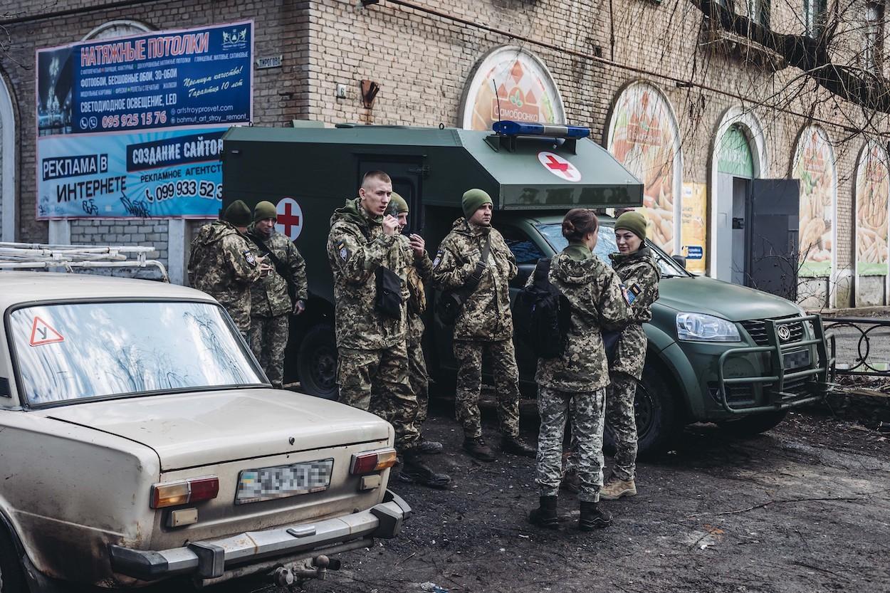 Soldados del ejército ucraniano, a 23 de febrero de 2022, en Chasiv Yar, Oblast de Donetsk (Ucrania)