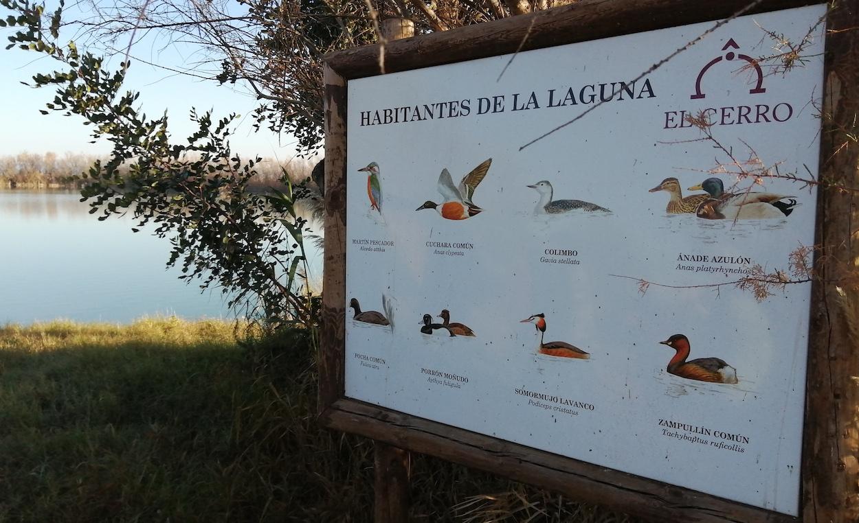 Panel informativo de la laguna de la Hacienda El Cerro.