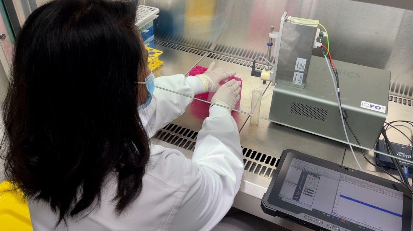 Rubaiya Hussain analizando muestras de saliva con el dispositivo en el Laboratorio de Biología del ICFO @ICFO