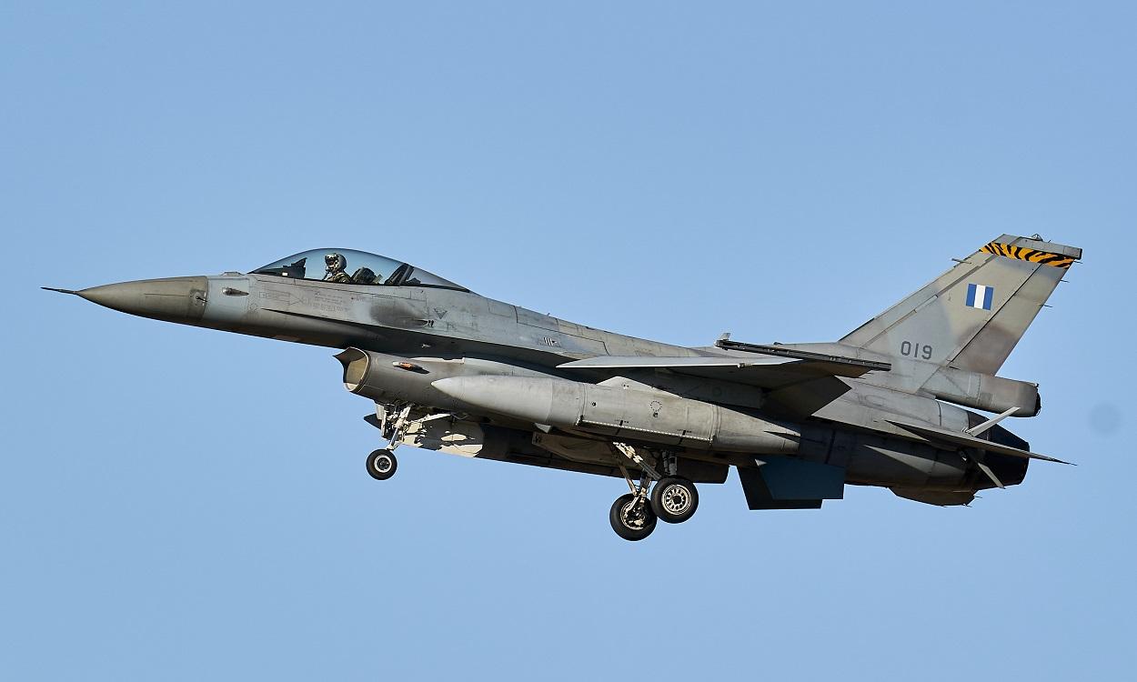 Un avión General Dynamics F 16 de Grecia realiza prácticas de maniobras aéreas de combate. EP
