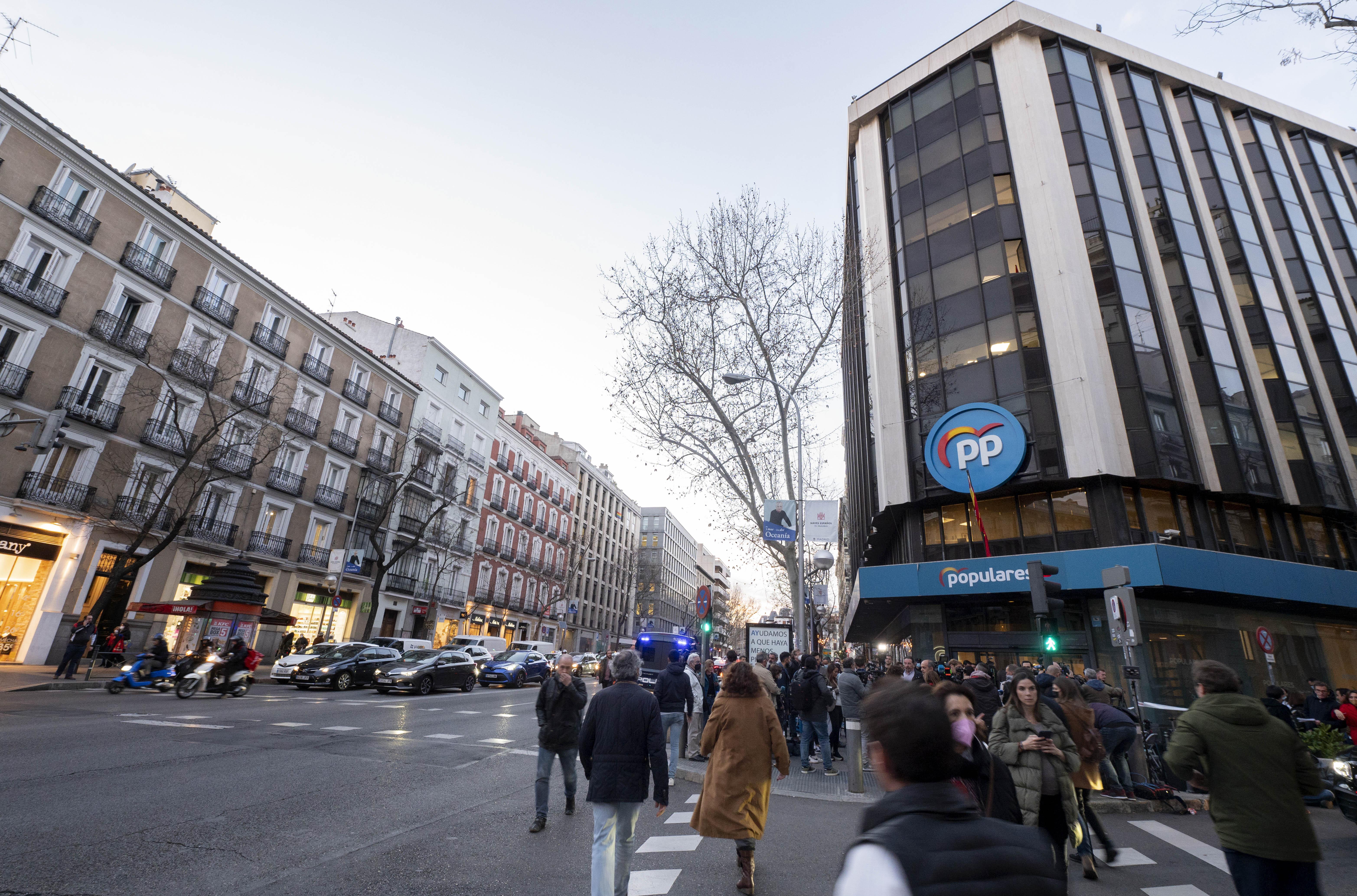 Ambiente en la sede de Génova, a 23 de febrero de 2022, en Madrid (España). 