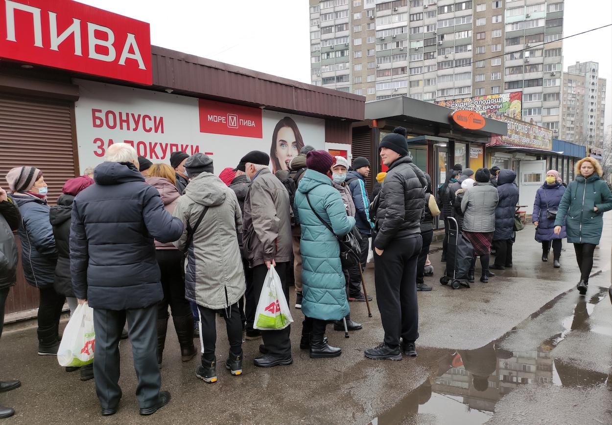 Kiev decreta el toque de queda y habilita el metro como refugio. EP