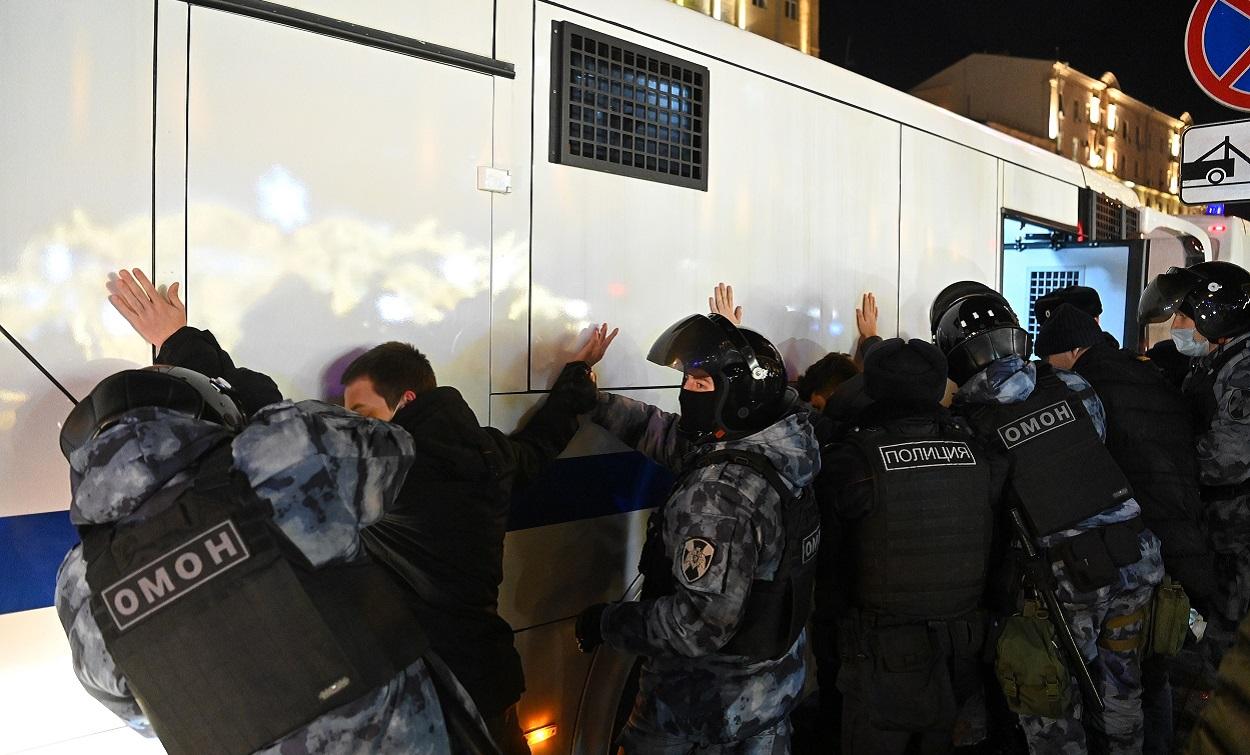 Policía rusa detiene a manifestantes en Moscú contra la invasión de Ucrania. Eugeny Odinokov, Sputnik