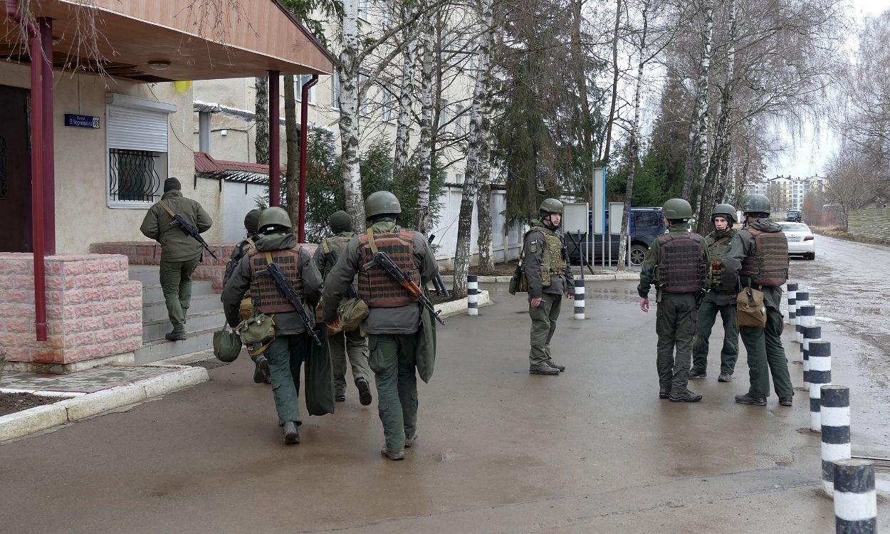 Una patrulla armada de soldados en el oeste de Ucrania. Europa Press.