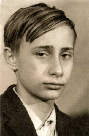 Fotografía de un joven Vladimir Putin. 