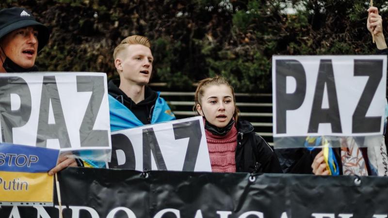 Varias personas protestan por los ataques a Ucrania ante el Parlamento Europeo en Madrid.