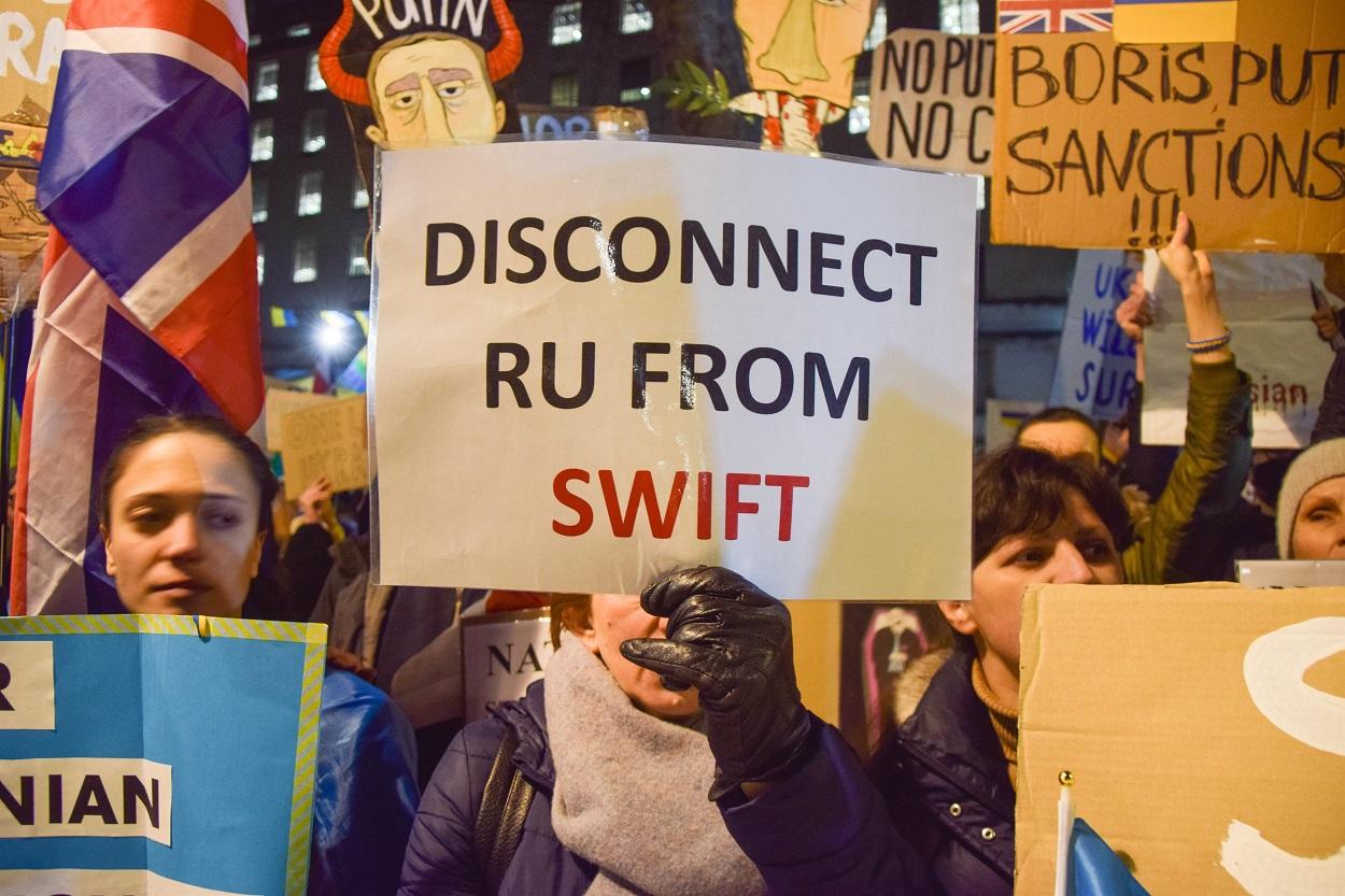 Mensaje a favor de la desconexión de Rusia del SWIFT en una protesta en Londres. Fuente: Europa Press.