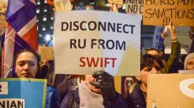 Mensaje a favor de la desconexión de Rusia del SWIFT en una protesta en Londres. Fuente: Europa Press.