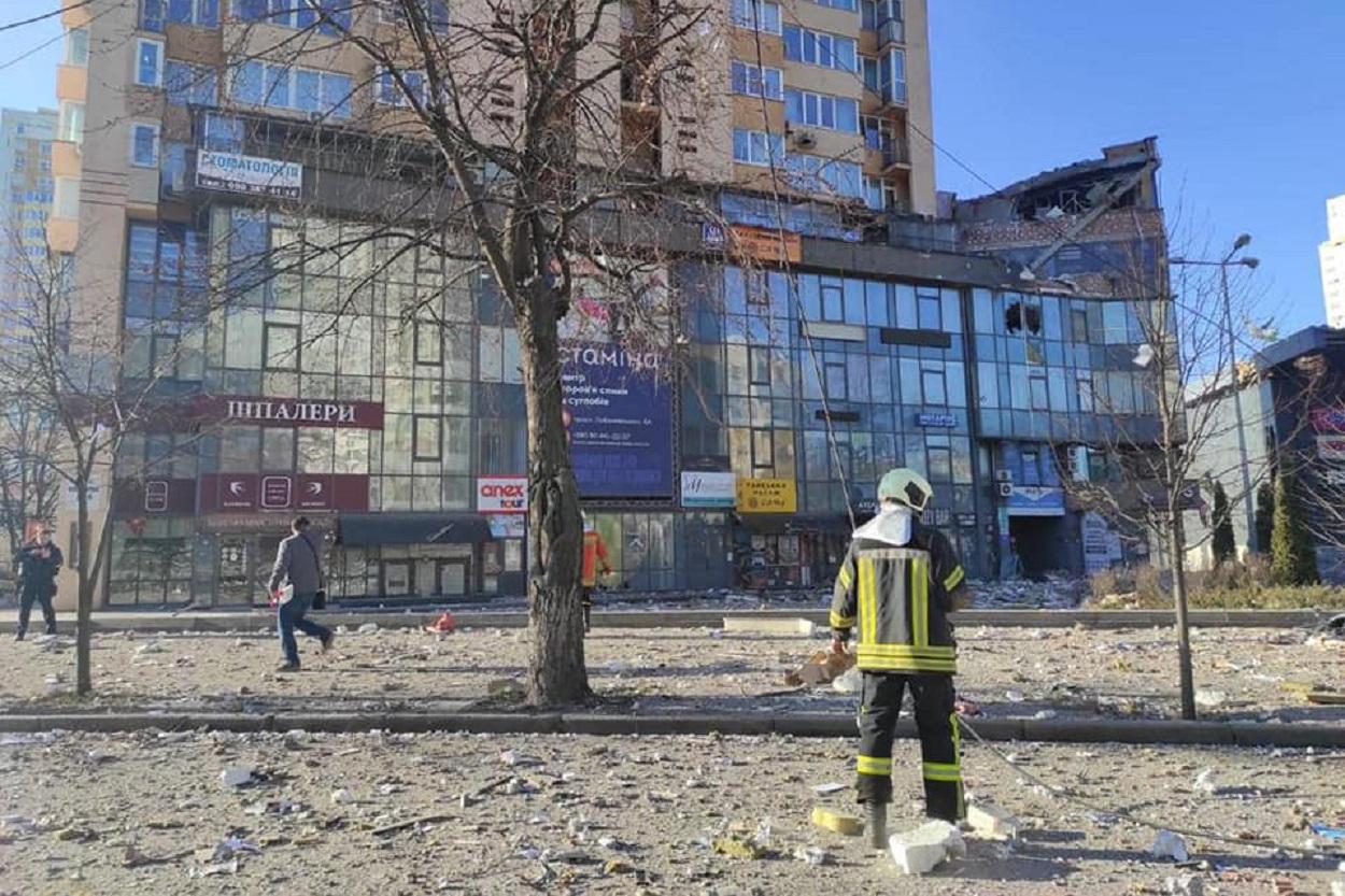 Bomberos ucranianos trabajando frente a un edificio residencial de varios pisos en Kiev que fue alcanzado por un cohete durante la invasión rusa. Fuente: Europa Press.