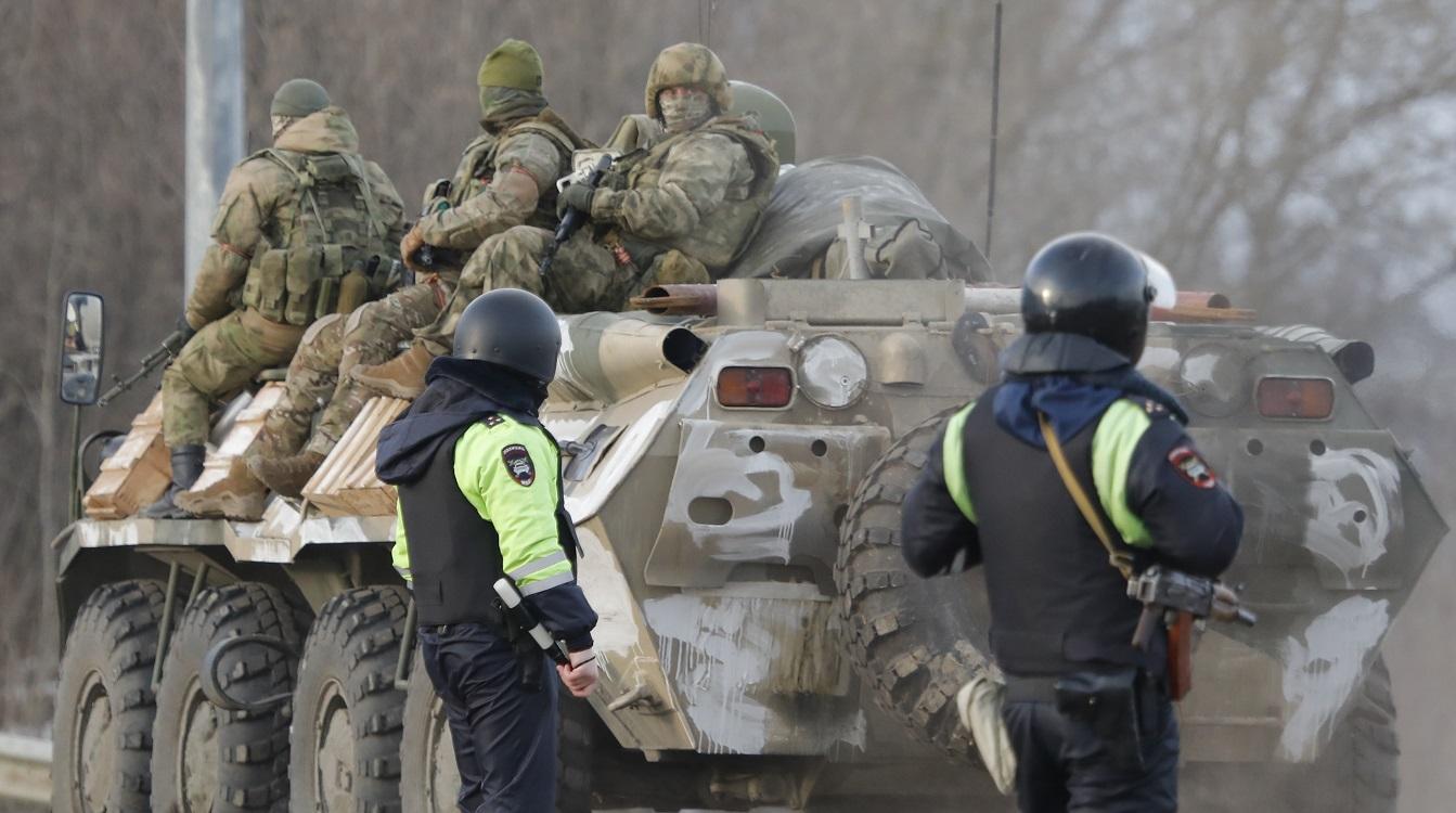 Varios militares viajan en un vehículo blindado por una carretera cerca de la frontera entre Rusia y Ucrania. Fuente: Europa Press.