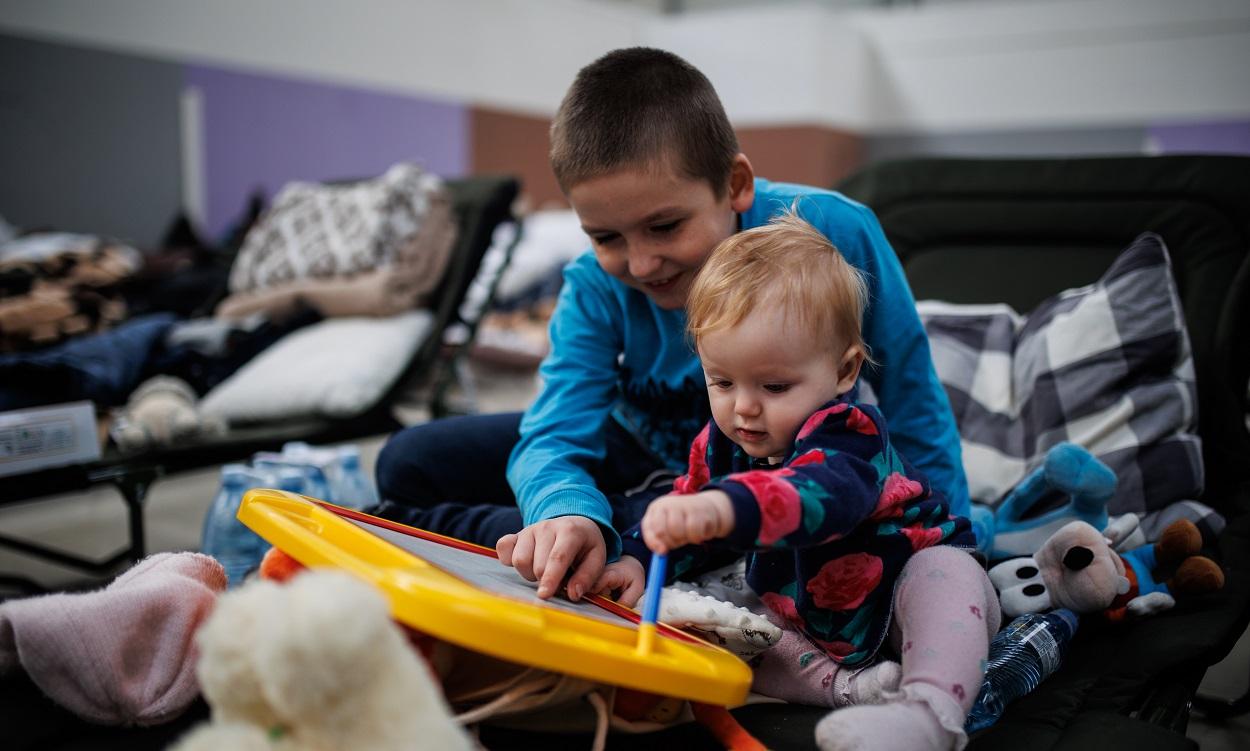 Dos niños ucranianos refugiados en Jaroslaw, Polonia. EP