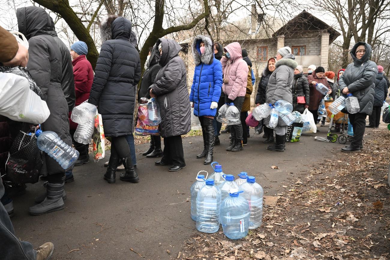 Largas colas para comprar agua en Donetsk. EP.