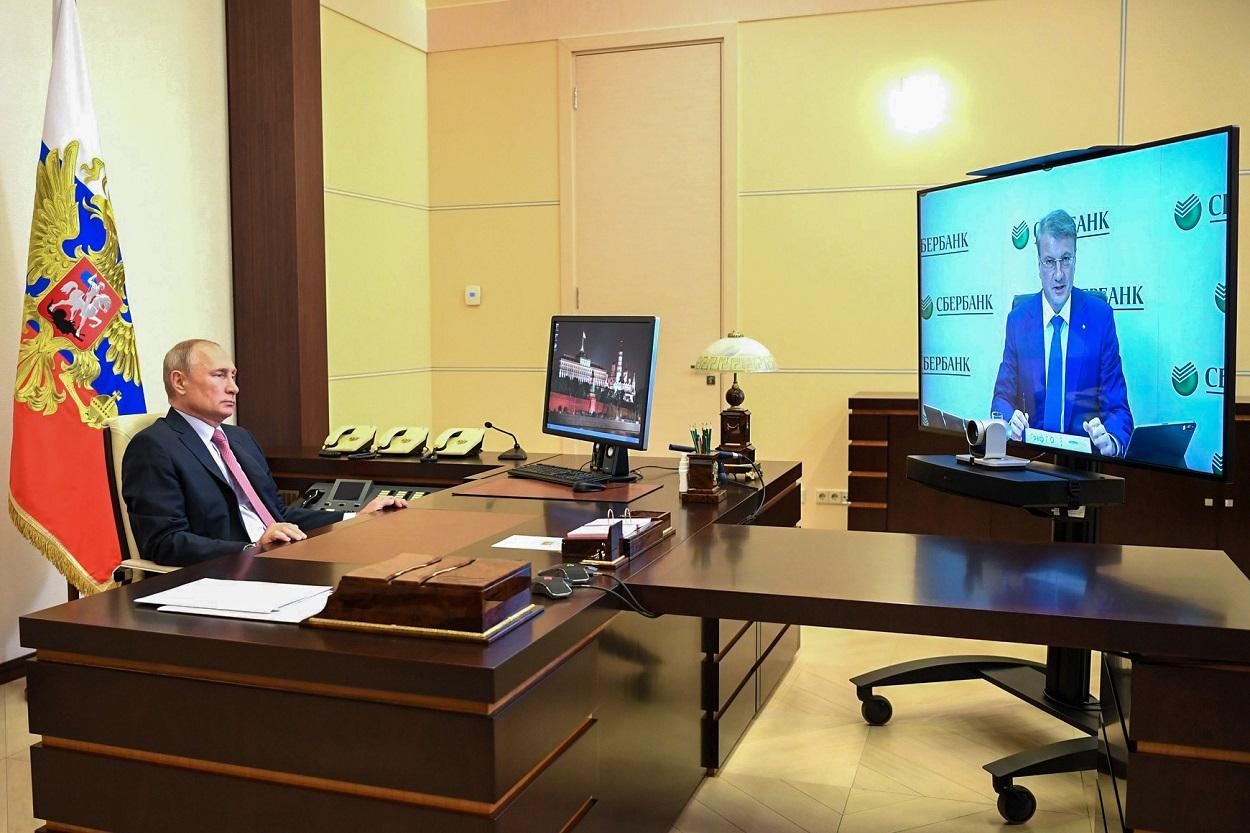 El presidente ruso, Vladimir Putin, en una videoconferencia con el CEO de Sberbank en 2020. Europa Press