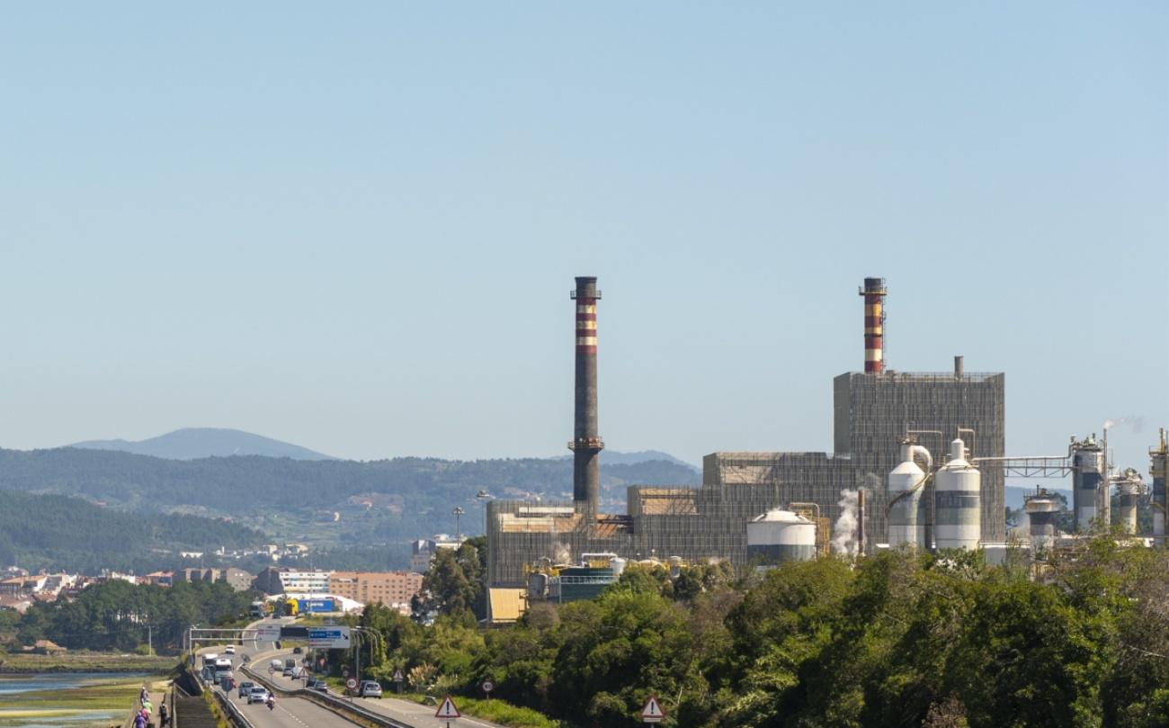 Imagen de la factoría de ENCE en pleno corazón de la ría de Pontevedra (Foto: Europa Press).