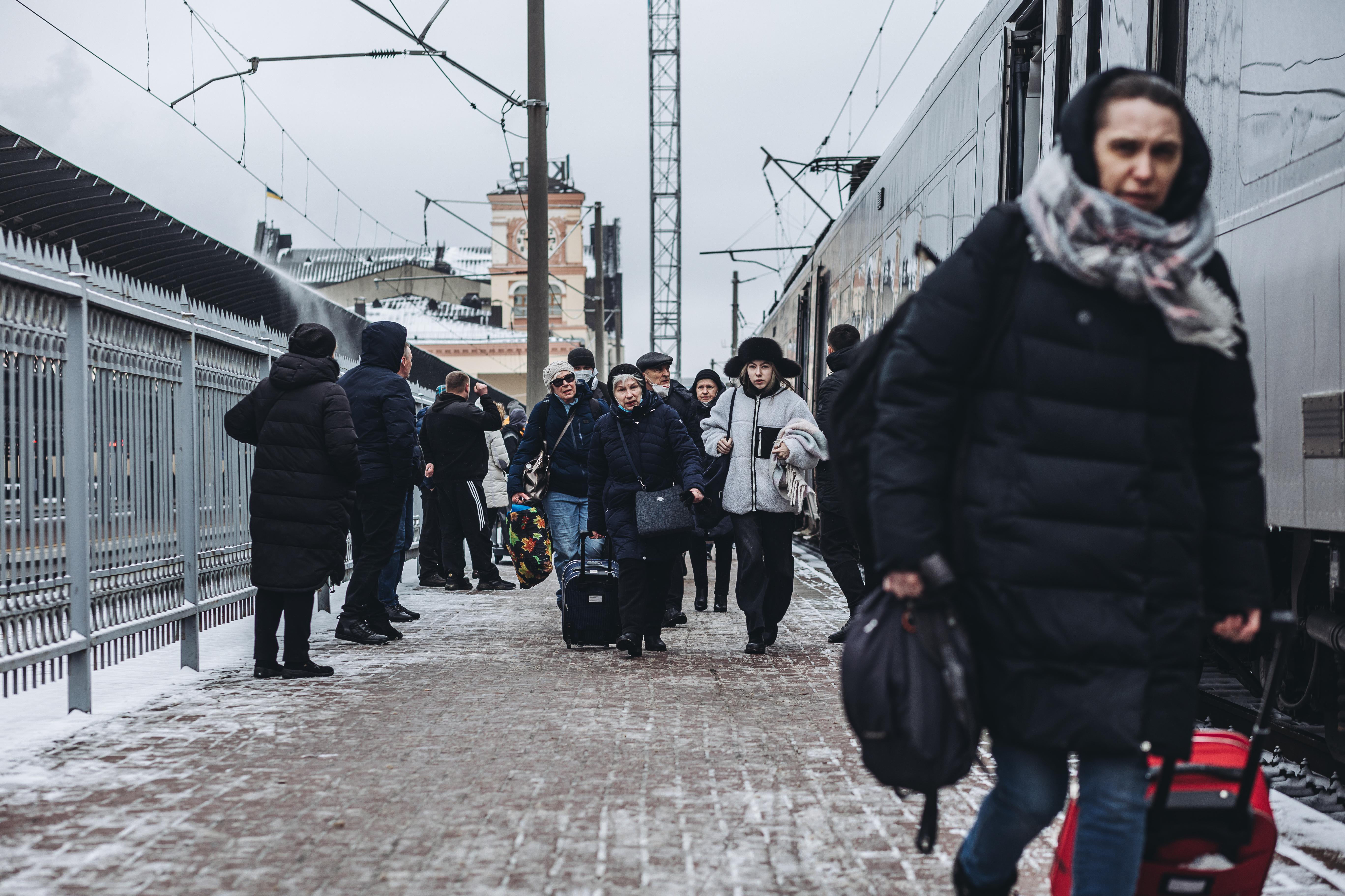 Ciudadanos ucranianos en una estación de Kiev intentando salir del país. EP