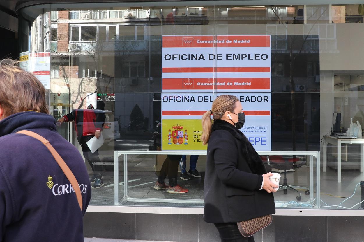 Una mujer pasa por delante de la oficina del SEPE. Europa Press