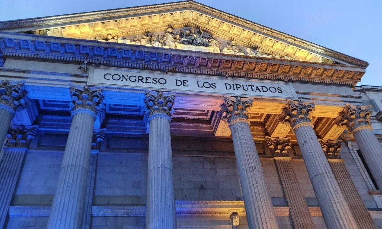 La fachada del Congreso de los Diputados iluminada con los colores de la bandera de Ucrania. Europa Press.