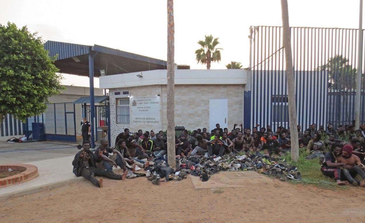 Un grupo de migrantes de origen subsahariano, a las puertas del Centro de Estancia Temporal de Inmigrantes (CETI) de Melilla, después de haber saltado la valla con Marruecos, a 22 de julio de 2021. EP