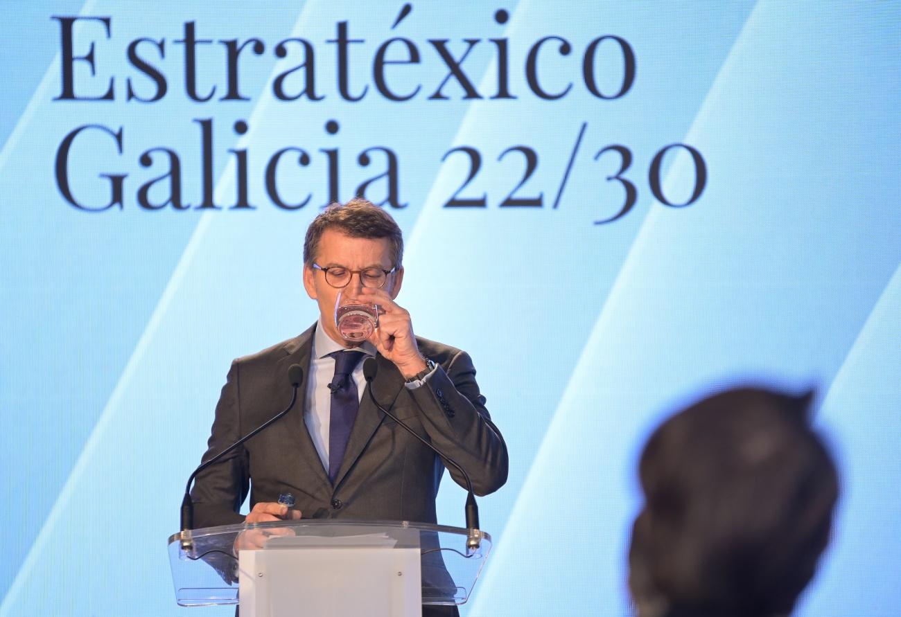 Alberto Núñez Feijóo bebe agua durante la presentación esta mañana del Plan Estratéxico 2022-2030 para Galicia (Foto: Europa Press). 
