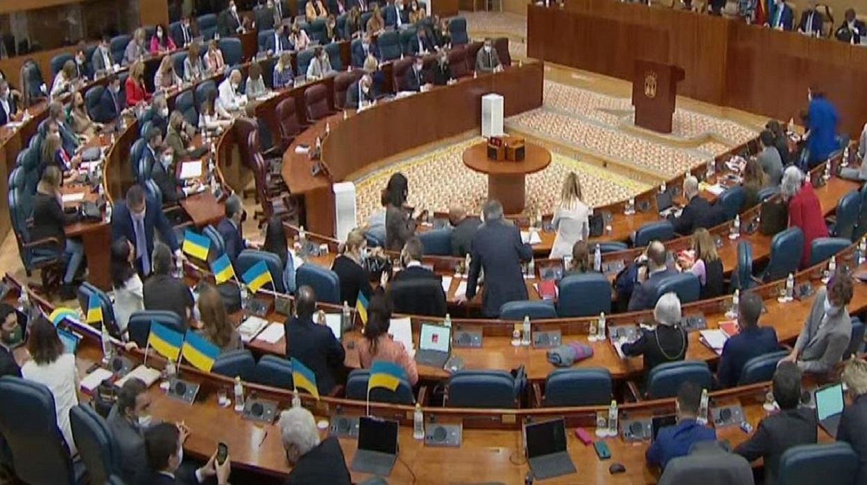 Diputados de Vox en la Asamblea con la bandera de Ucrania