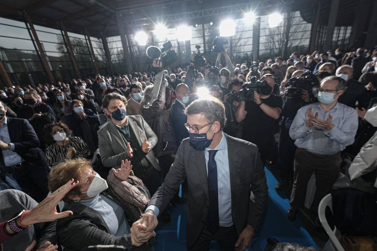 El presidente de la Xunta de Galicia, Alberto Núñez Feijóo (c), saluda a su llegada a la Junta directiva del partido