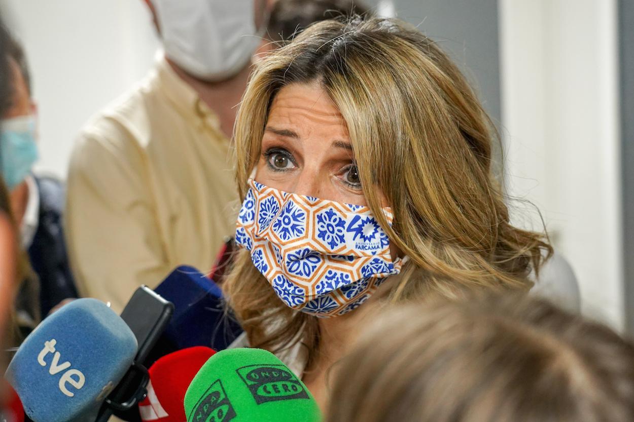 La vicepresidenta segunda y ministra de Trabajo y Economía Social, Yolanda Díaz, atiende a los medios en su primera visita a Andalucía. EDUARDO BRIONES/EP