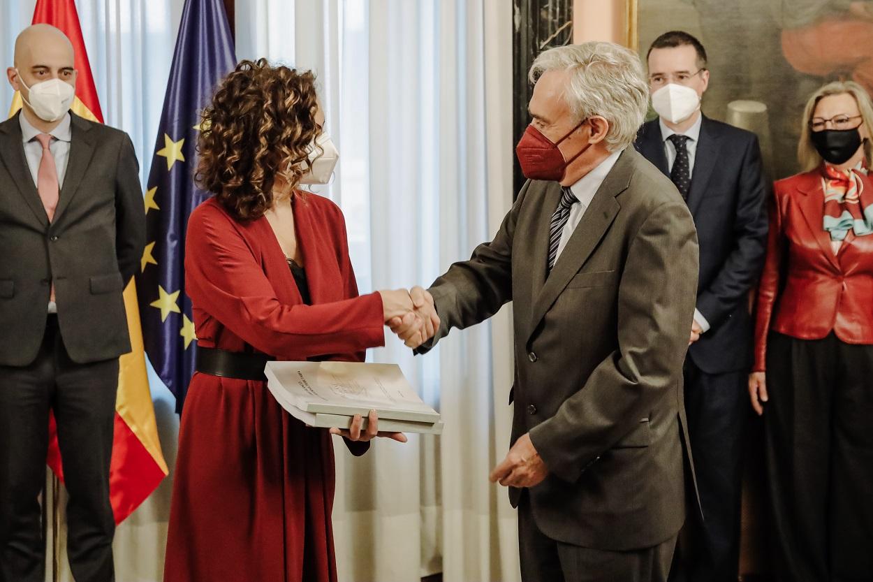 La ministra de Hacienda, María Jesús Montero, recibe el Libro Blanco del comité de expertos para la reforma del sistema tributario de la mano del presidente del Comité de Expertos, Jesús Ruiz Huerta. Europa Press