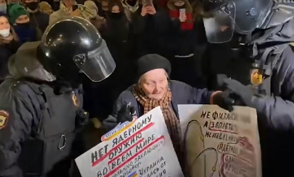 La anciana Yelena Osipova detenida por la Policía rusa. Fuente The Guardian