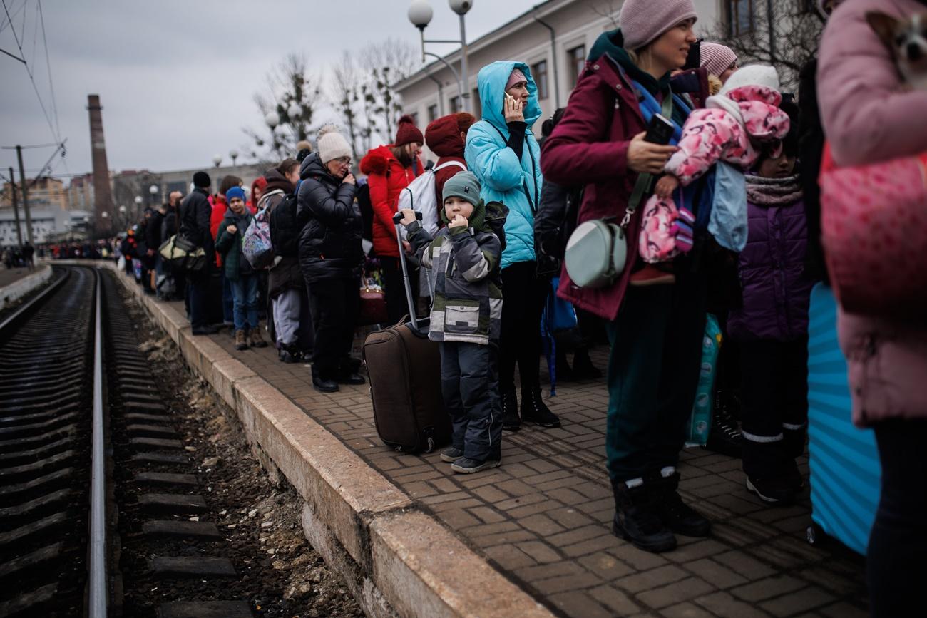 Cientos de personas esperan en el andén de la estación de Iviv (Ucrania)