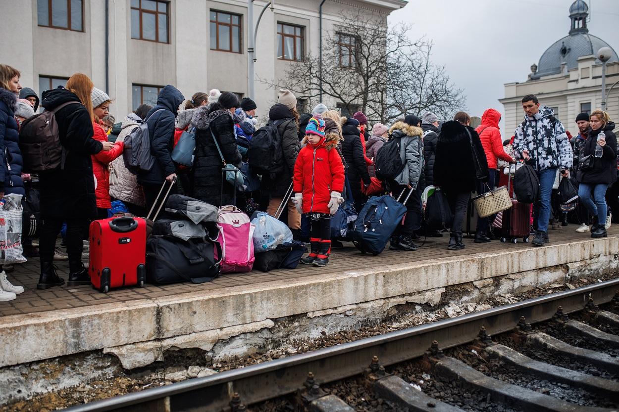 Varias personas esperan en el andén en la estación de tren de Lviv (Ucrania). Fuente: Europa Press.