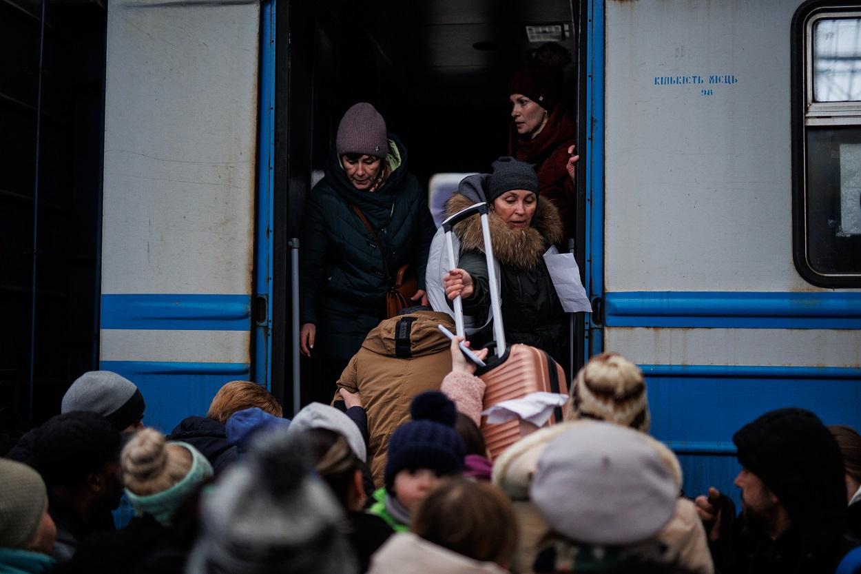 Refugiados ucranianos dejan atrás su país por la guerra con Rusia. EP 