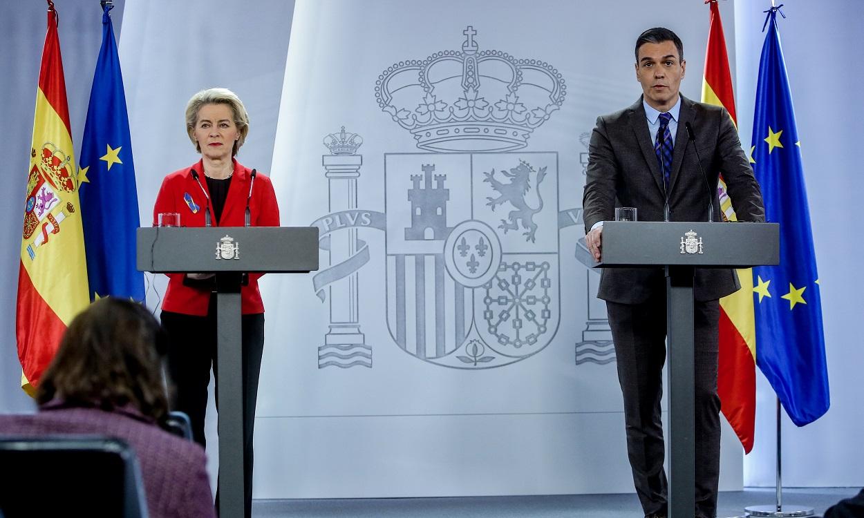 Ursula von der Leyen, presidenta de la Comisión Europea, y Pedro Sánchez, presidente del Gobierno, en rueda de prensa en La Moncloa. EP