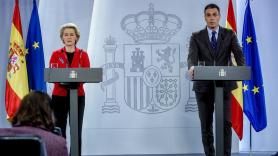 Ursula von der Leyen, presidenta de la Comisión Europea, y Pedro Sánchez, presidente del Gobierno, en rueda de prensa en La Moncloa. EP