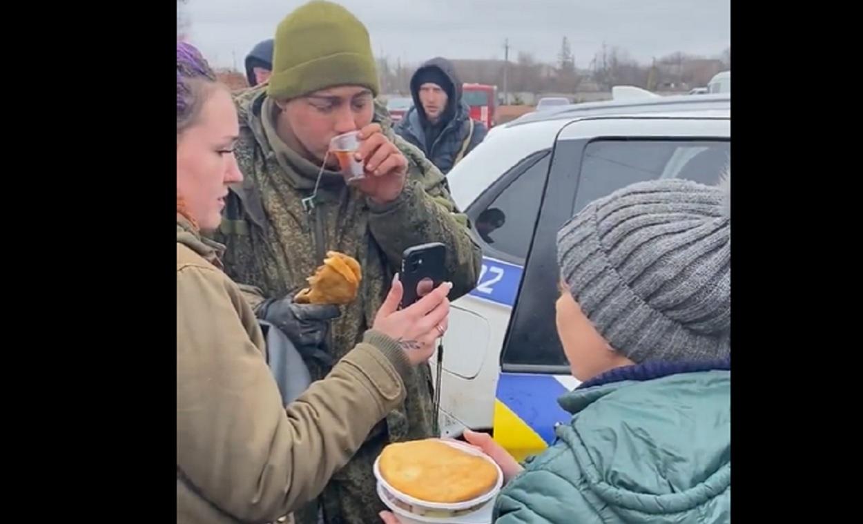 Un joven ruso capturado por ucraninos se echa a llorar cuando habla con su madre