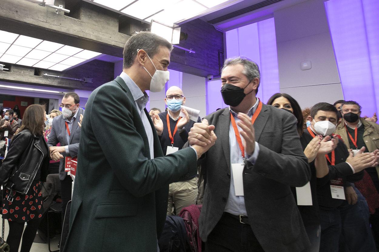 Juan Espadas y Pedro Sánchez se saludan ayer en el Comité Federal del PSOE.