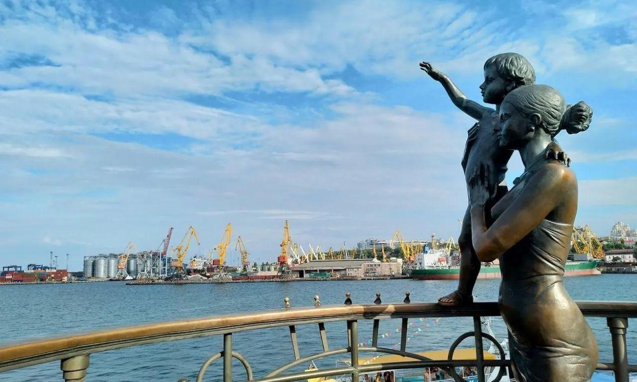 Escultura que adoran el imponente puerto de Odesa.