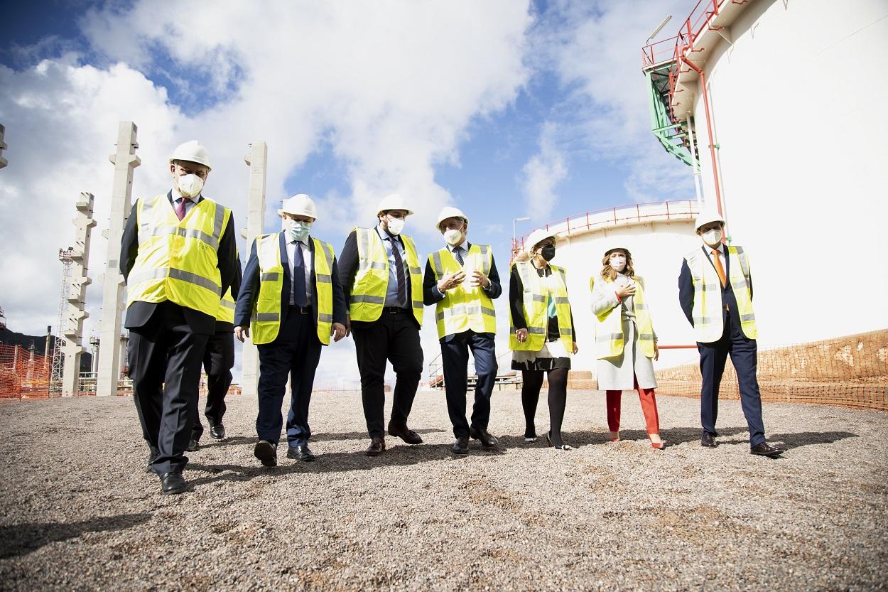 El presidente de Repsol, Antonio Brufau, y el resto de autoridades visitando el inicio de las obras de la planta de biocombustibles avanzados de Cartagena