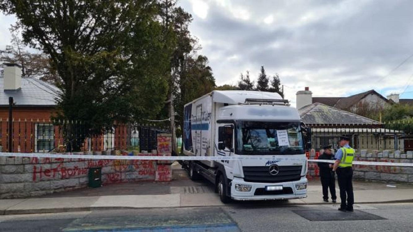 Un camión se estrella contra la embajada rusa en Dublín (Irlanda). Twiter.